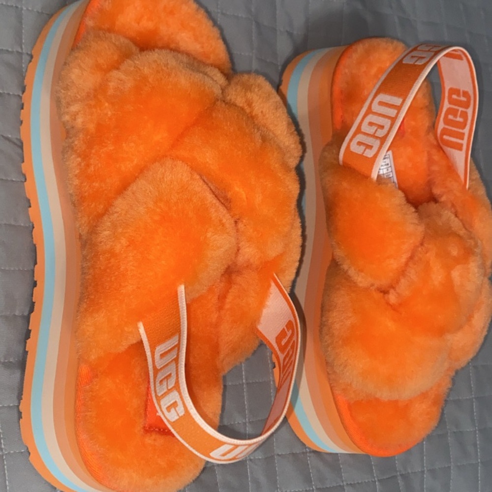 UGG WOMENS DISCO KNOT PLATFORM SLIDES!! Size 8! Fits 7.5 as well. Brand new
